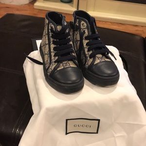 Slightly used toddler size 27 (10.5)